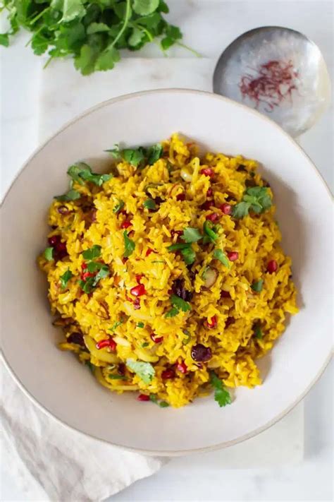  Gheymeh Baghala! A Symphony of Tart Tamarind and Fragrant Herbs Served on Fluffy Saffron Rice