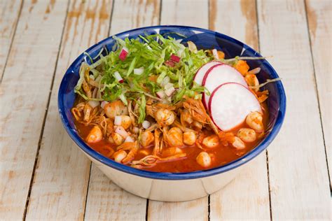  Pozole Rojo: Acımsı ve İkramsever Bir Yemek Çorbası!