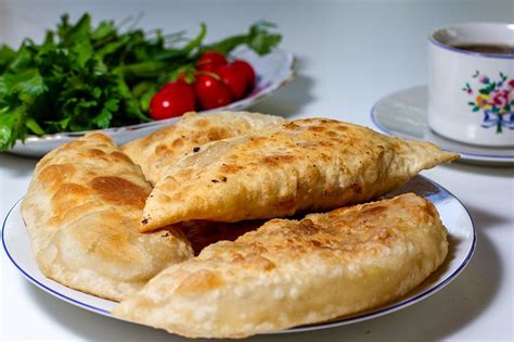  Çiğ Böcek Salatası: Acı Şişlemelerle Buluşan Toprak Lezzetleri!