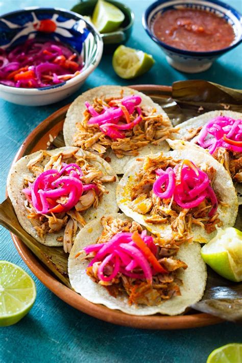  Cochinita Pibil: Yoğun Baharatlı ve Yumuşak Etiyle Bir Cennet Parçası mı?