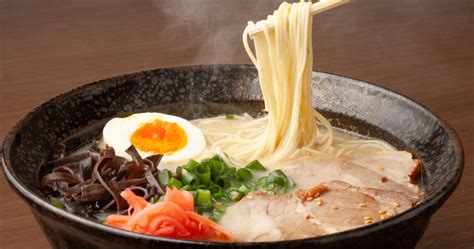  Hakata Ramen: Sıcacık Bir Izgara Lezzeti ile Buluşan Japon Misafirperverliğinin Simgesi!