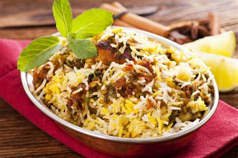  Hyderabadi Biryani: Bir Lezzet Yolculuğu! Kıyılmış Et ve Baharatların Uyumu!