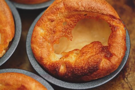  Yorkshire Pudding! Birleşik Krallık'ın Besleyici Lezzet Bombası: Yorkshire Pudding'in Sırrına Ulaşın!