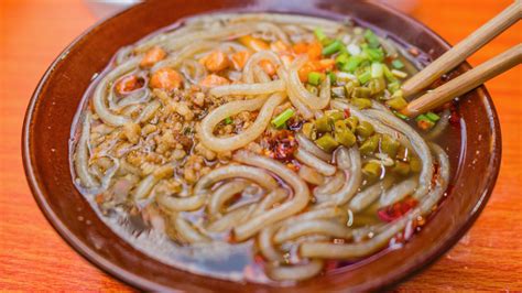  Yuncheng Şehri'nden Gelen Suan La Fen: Acılı ve Ekşi Bir Noodle Serüveni!